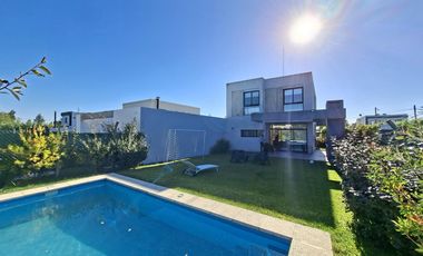 Casa en venta de tres dormitorios, parque y pileta