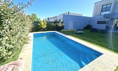 Casa en venta de tres dormitorios, parque y pileta