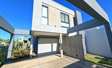 Casa en venta de tres dormitorios, parque y pileta
