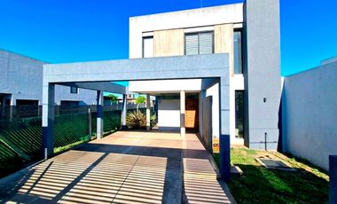 Casa en venta de tres dormitorios, parque y pileta