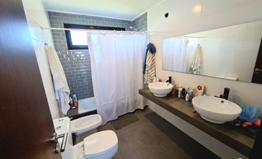 Casa en venta de tres dormitorios, parque y pileta