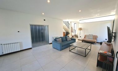 Casa en venta de tres dormitorios, parque y pileta
