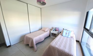 Casa en venta de tres dormitorios, parque y pileta