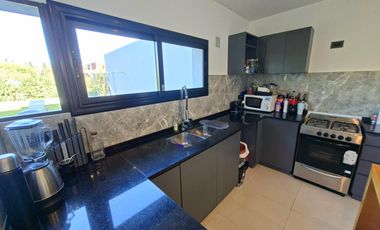 Casa en venta de tres dormitorios, parque y pileta