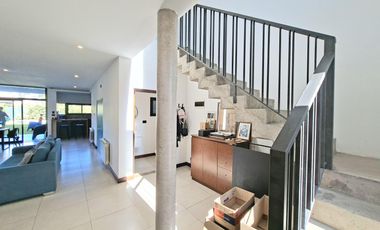 Casa en venta de tres dormitorios, parque y pileta