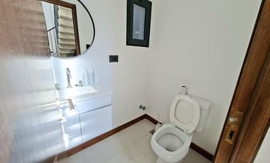 Casa en venta de tres dormitorios, parque y pileta