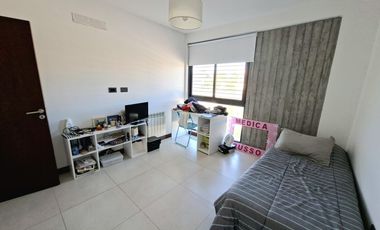 Casa en venta de tres dormitorios, parque y pileta