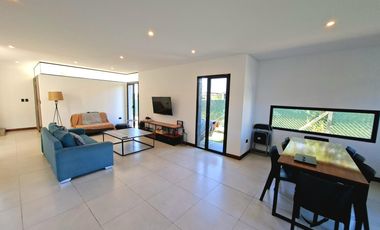 Casa en venta de tres dormitorios, parque y pileta