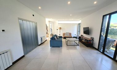 Casa en venta de tres dormitorios, parque y pileta