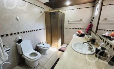 Venta - Casa para dos familias - Parque - Piscina - Zona de Quintas