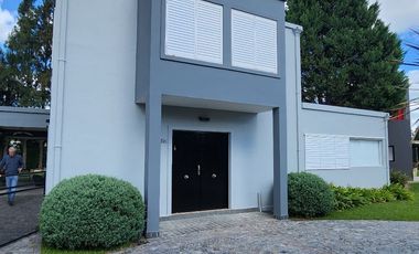 Casa en venta, Canning, Malibú. 200 m2 cub. 5 amb.