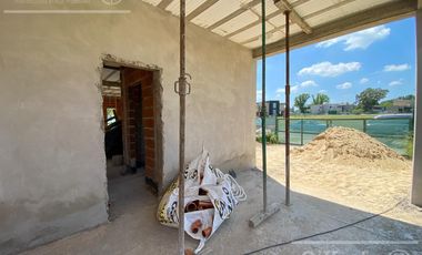Excelente casa en obra sobre lote interno en San Juan Chico – Hudson, Berazategui