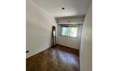 CASA EN BECCAR TRES DORMITORIOS  centro a 4 cuadras estacion