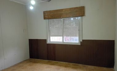 Casa en alquiler de 2 dormitorios c/ cochera en San Justo