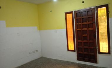 Casa en alquiler de 2 dormitorios c/ cochera en San Justo