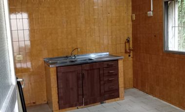 Casa en alquiler de 2 dormitorios c/ cochera en San Justo