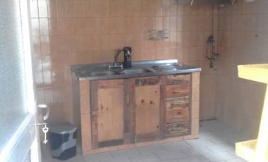 Casa en alquiler de 2 dormitorios c/ cochera en San Justo