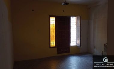 Casa en alquiler de 2 dormitorios c/ cochera en San Justo