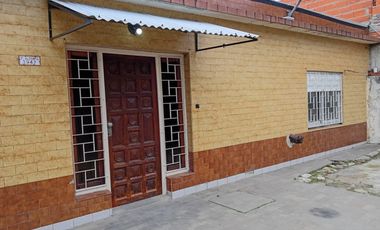 Casa en alquiler de 2 dormitorios c/ cochera en San Justo
