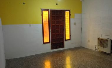 Casa en alquiler de 2 dormitorios c/ cochera en San Justo