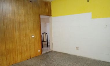 Casa en alquiler de 2 dormitorios c/ cochera en San Justo