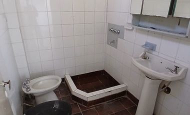 Departamento tipo PH 2 ambientes con patio en alquiler en Villa Madero