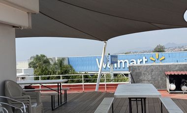 Frente al Walmart