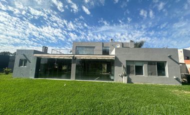 Venta con Renta en La Magdalena Canning - 3 dorm  escrit.    depend.