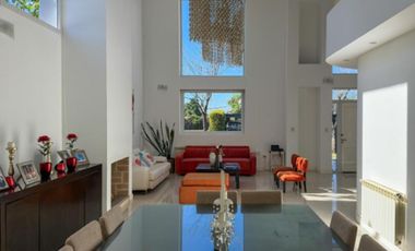 Casa de categoría en Altos del Chateau 4 dormitorios, pileta y gran patio fondo verde