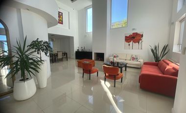 Casa de categoría en Altos del Chateau 4 dormitorios, pileta y gran patio fondo verde