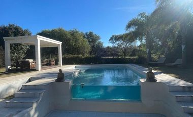 Casa de categoría en Altos del Chateau 4 dormitorios, pileta y gran patio fondo verde