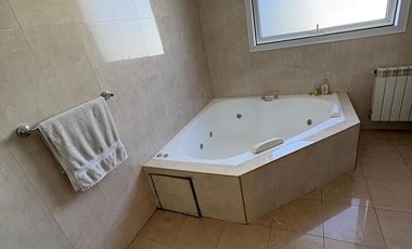 Casa de categoría en Altos del Chateau 4 dormitorios, pileta y gran patio fondo verde