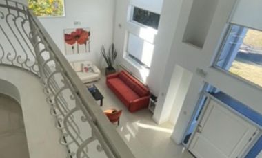 Casa de categoría en Altos del Chateau 4 dormitorios, pileta y gran patio fondo verde