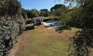 Casa de categoría en Altos del Chateau 4 dormitorios, pileta y gran patio fondo verde