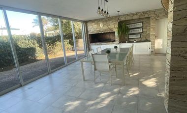 Casa de categoría en Altos del Chateau 4 dormitorios, pileta y gran patio fondo verde