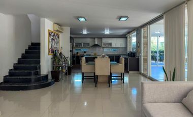 Casa de categoría en Altos del Chateau 4 dormitorios, pileta y gran patio fondo verde