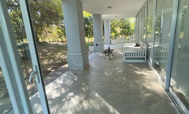 Casa de categoría en Altos del Chateau 4 dormitorios, pileta y gran patio fondo verde