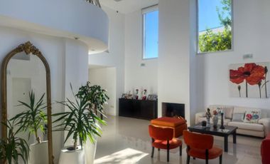 Casa de categoría en Altos del Chateau 4 dormitorios, pileta y gran patio fondo verde