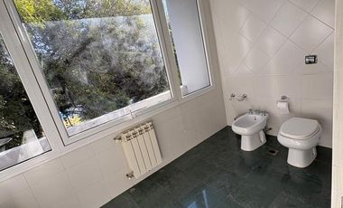 Casa de categoría en Altos del Chateau 4 dormitorios, pileta y gran patio fondo verde