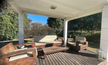 Casa de categoría en Altos del Chateau 4 dormitorios, pileta y gran patio fondo verde