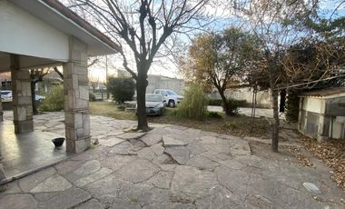 VENTA CHALET DE 4 DORMITORIOS CON 1.000M2 A RECICLAR