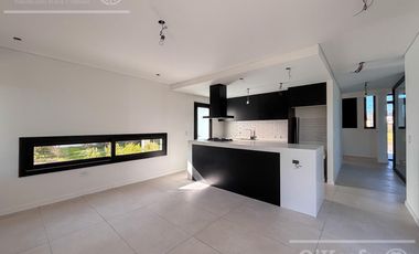 CASA DE CATEGORIA EN VENTA GREENVILLE HUDSON A ESTRENAR 4 AMBIENTES CON PISCINA