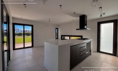 CASA DE CATEGORIA EN VENTA GREENVILLE HUDSON A ESTRENAR 4 AMBIENTES CON PISCINA