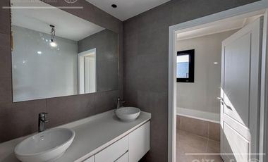 CASA DE CATEGORIA EN VENTA GREENVILLE HUDSON A ESTRENAR 4 AMBIENTES CON PISCINA