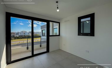 CASA DE CATEGORIA EN VENTA GREENVILLE HUDSON A ESTRENAR 4 AMBIENTES CON PISCINA