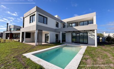 CASA DE CATEGORIA EN VENTA GREENVILLE HUDSON A ESTRENAR 4 AMBIENTES CON PISCINA