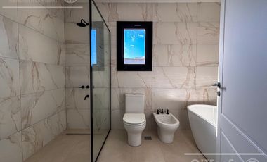 CASA DE CATEGORIA EN VENTA GREENVILLE HUDSON A ESTRENAR 4 AMBIENTES CON PISCINA