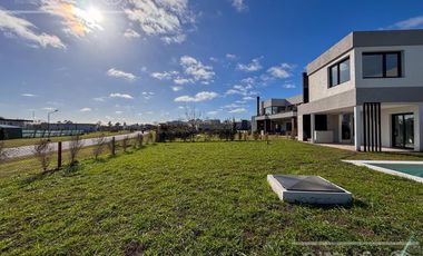 CASA DE CATEGORIA EN VENTA GREENVILLE HUDSON A ESTRENAR 4 AMBIENTES CON PISCINA
