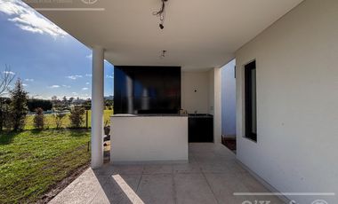CASA DE CATEGORIA EN VENTA GREENVILLE HUDSON A ESTRENAR 4 AMBIENTES CON PISCINA