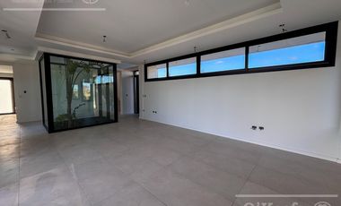 CASA DE CATEGORIA EN VENTA GREENVILLE HUDSON A ESTRENAR 4 AMBIENTES CON PISCINA